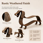 Rustikk metallskulptur av dachshund